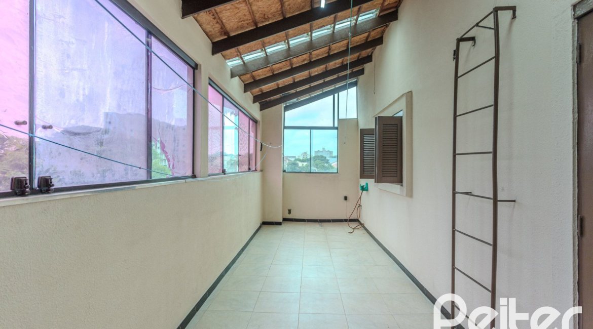 Comercial à venda com 309m², 4 dormitórios, 1 suíte, 3 vagas, no bairro Teresópolis em Porto Alegre