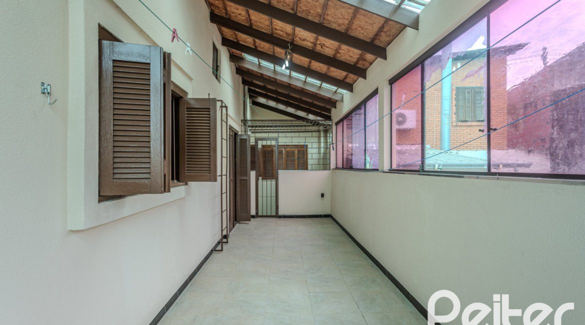 Comercial à venda com 309m², 4 dormitórios, 1 suíte, 3 vagas, no bairro Teresópolis em Porto Alegre