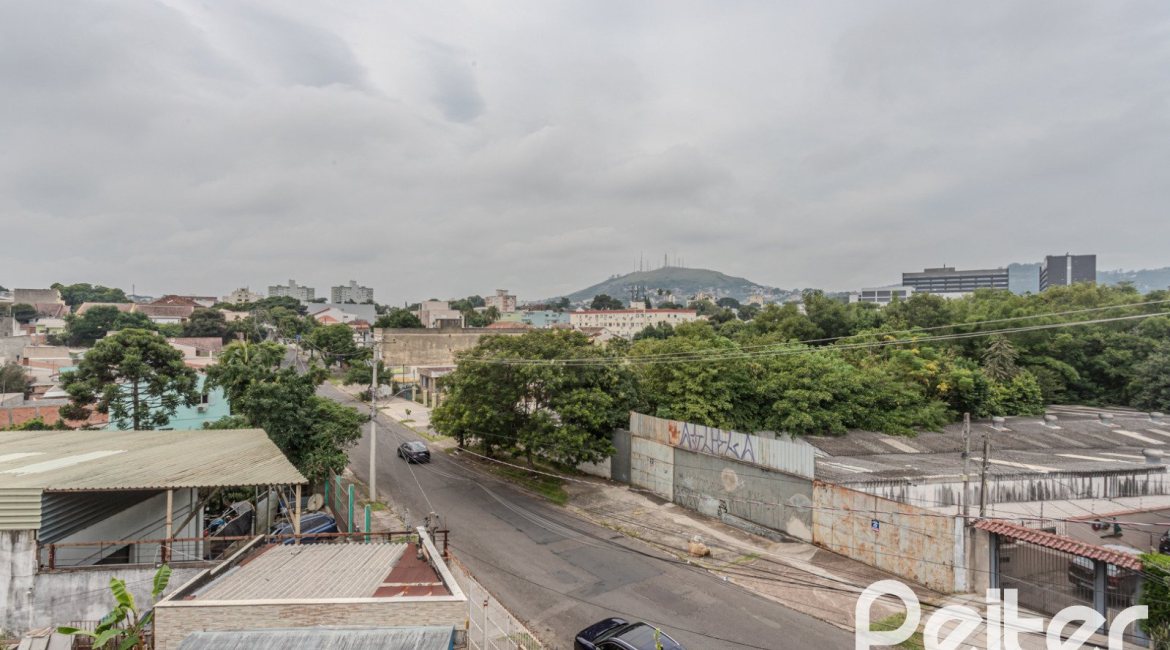 Comercial à venda com 309m², 4 dormitórios, 1 suíte, 3 vagas, no bairro Teresópolis em Porto Alegre