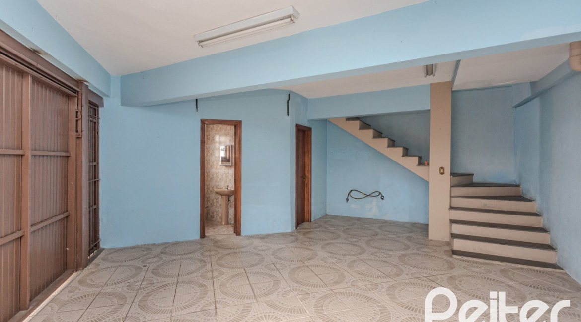 Comercial à venda com 309m², 4 dormitórios, 1 suíte, 3 vagas, no bairro Teresópolis em Porto Alegre