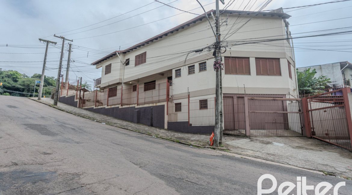 Comercial à venda com 309m², 4 dormitórios, 1 suíte, 3 vagas, no bairro Teresópolis em Porto Alegre