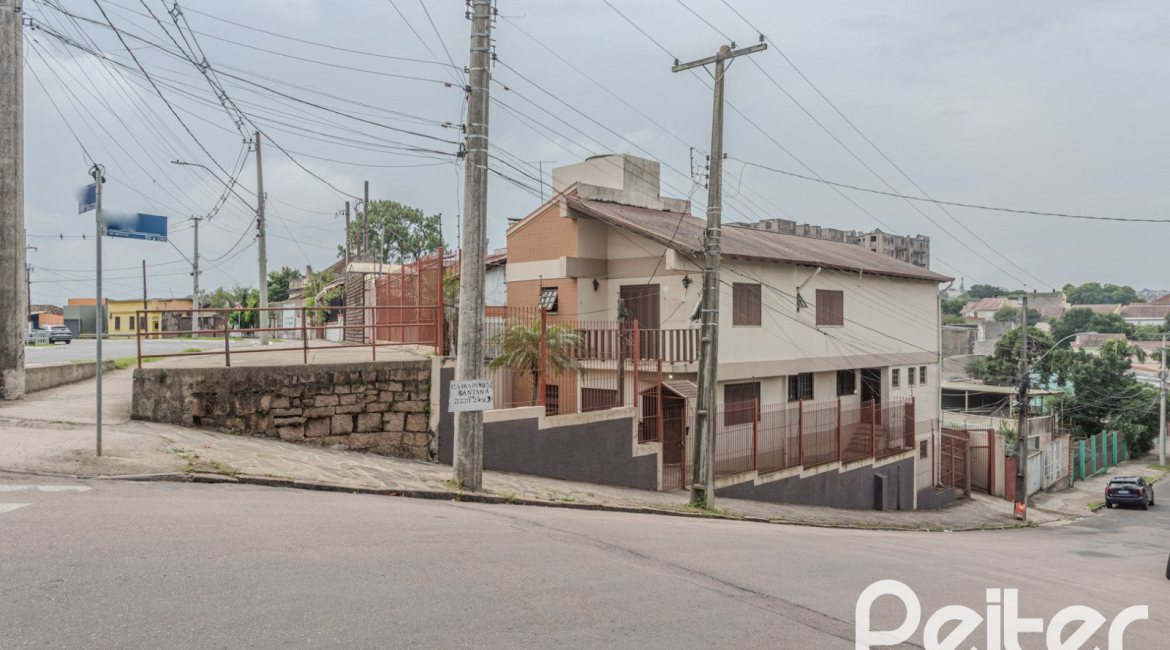 Comercial à venda com 309m², 4 dormitórios, 1 suíte, 3 vagas, no bairro Teresópolis em Porto Alegre