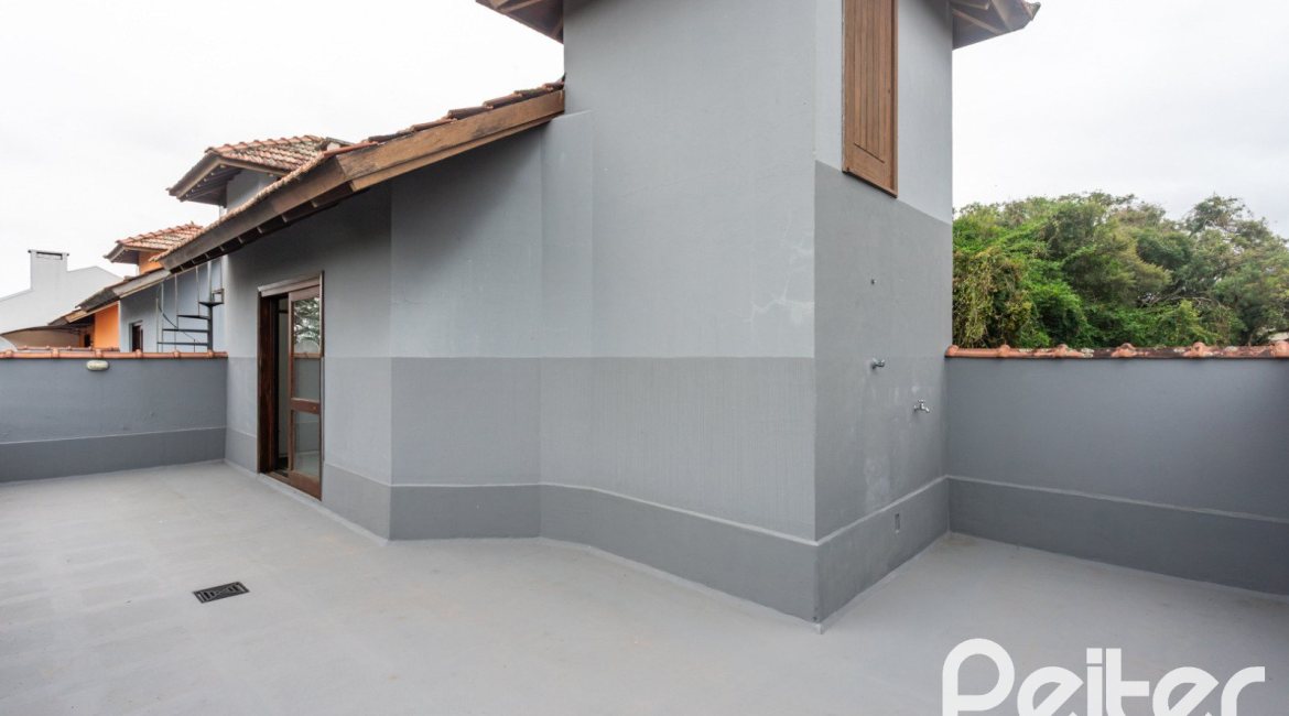 Casa à venda com 240m², 3 dormitórios, 1 suíte, 2 vagas, no bairro Ipanema em Porto Alegre