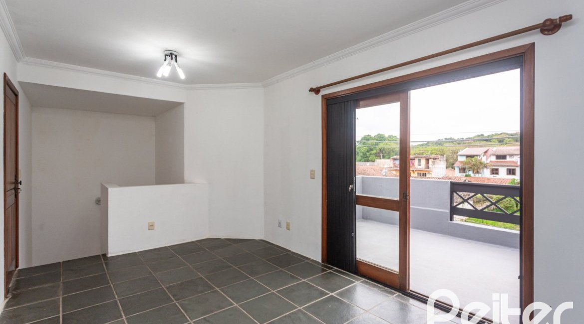 Casa à venda com 240m², 3 dormitórios, 1 suíte, 2 vagas, no bairro Ipanema em Porto Alegre