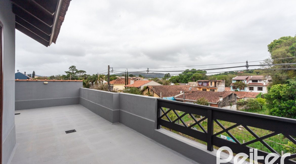 Casa à venda com 240m², 3 dormitórios, 1 suíte, 2 vagas, no bairro Ipanema em Porto Alegre