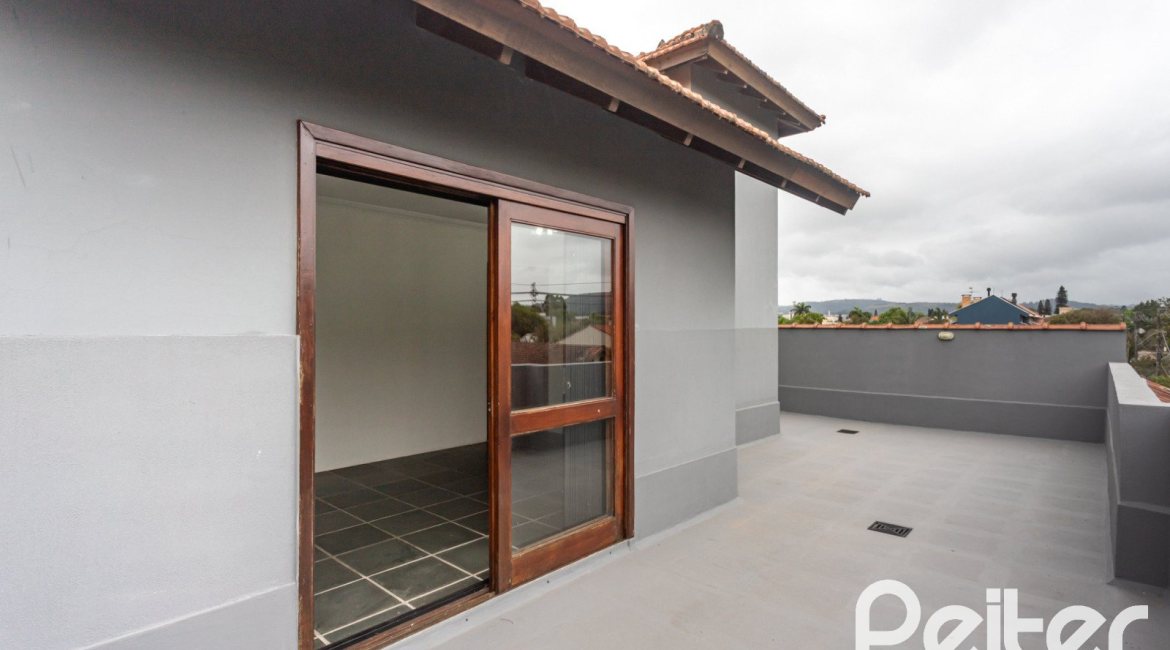 Casa à venda com 240m², 3 dormitórios, 1 suíte, 2 vagas, no bairro Ipanema em Porto Alegre