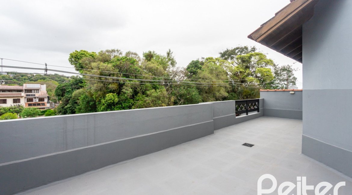 Casa à venda com 240m², 3 dormitórios, 1 suíte, 2 vagas, no bairro Ipanema em Porto Alegre