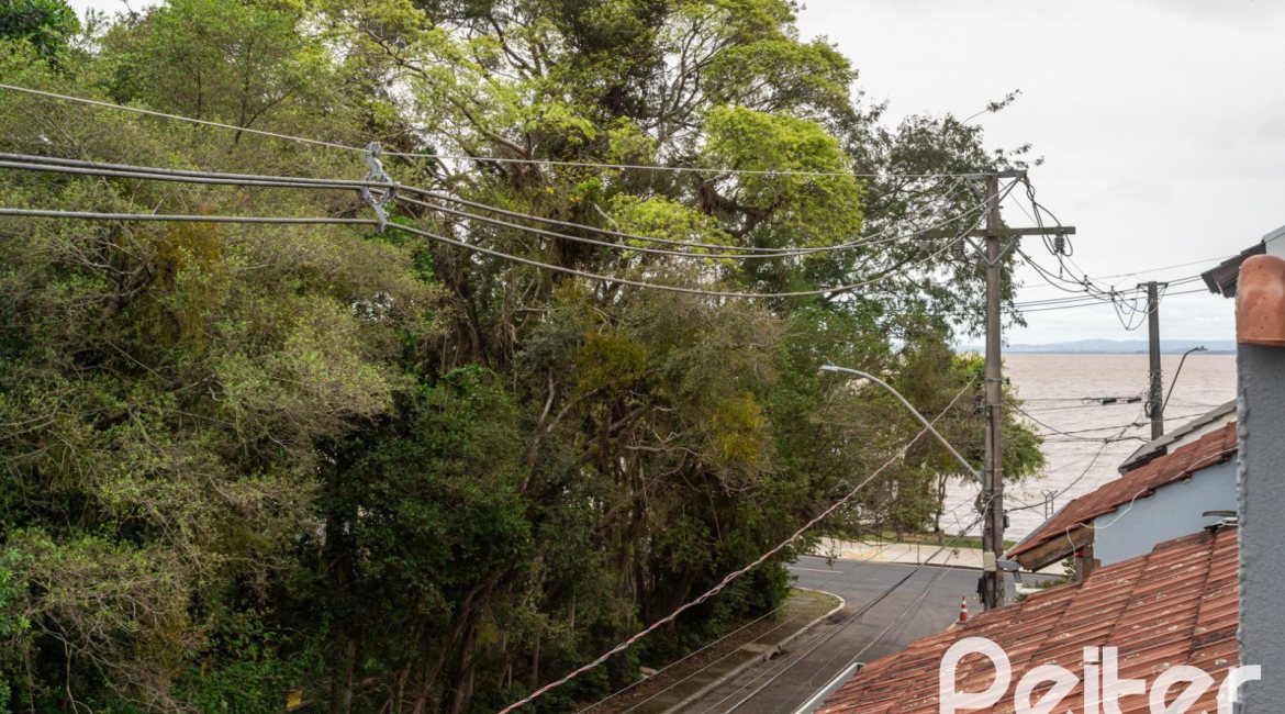 Casa à venda com 240m², 3 dormitórios, 1 suíte, 2 vagas, no bairro Ipanema em Porto Alegre