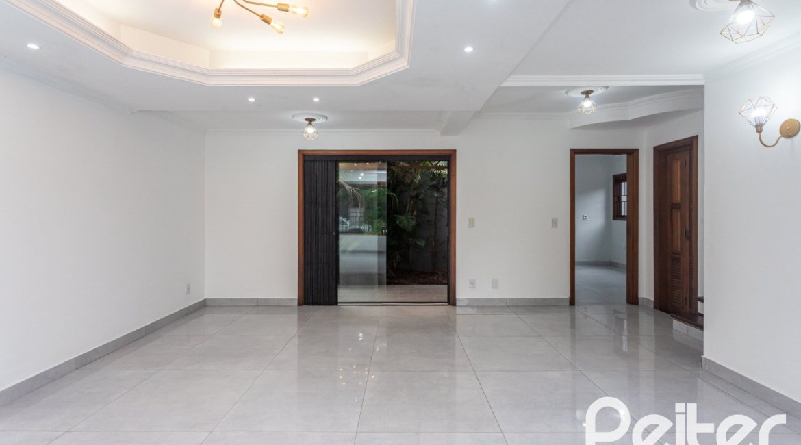 Casa à venda com 240m², 3 dormitórios, 1 suíte, 2 vagas, no bairro Ipanema em Porto Alegre
