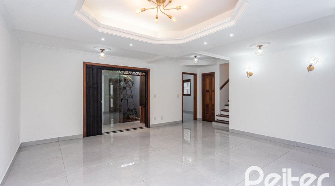 Casa à venda com 240m², 3 dormitórios, 1 suíte, 2 vagas, no bairro Ipanema em Porto Alegre