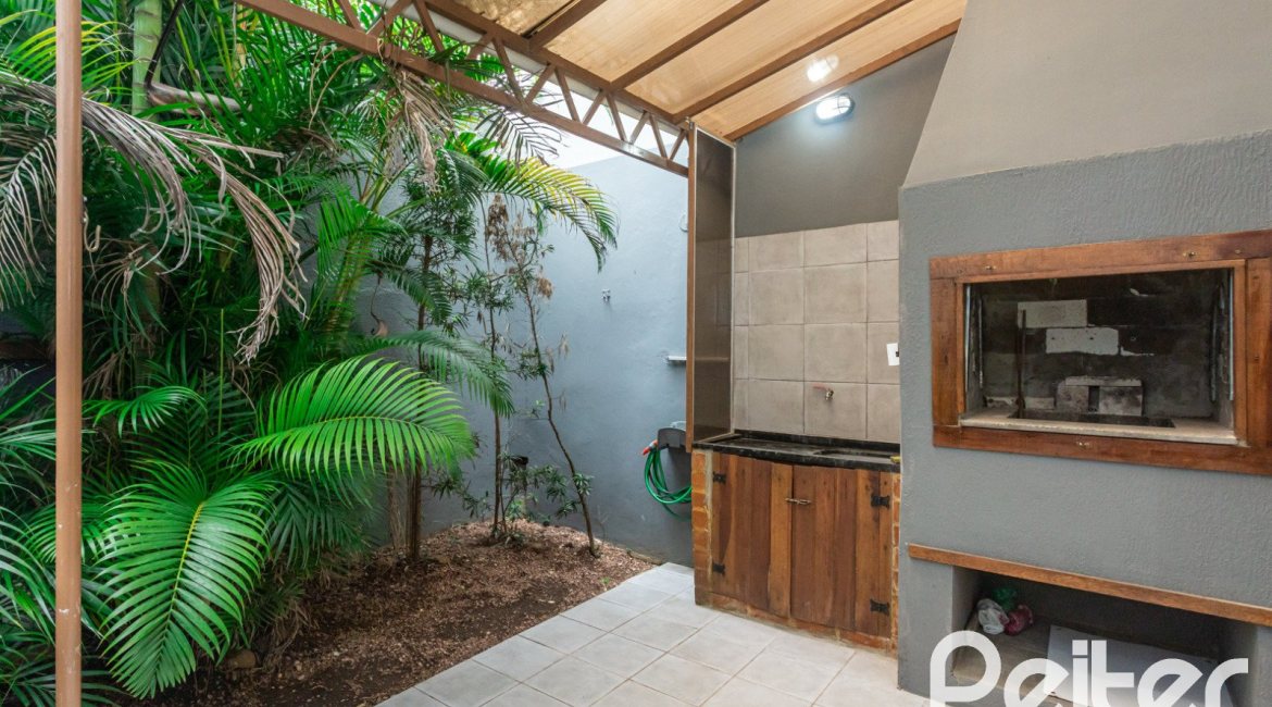 Casa à venda com 240m², 3 dormitórios, 1 suíte, 2 vagas, no bairro Ipanema em Porto Alegre