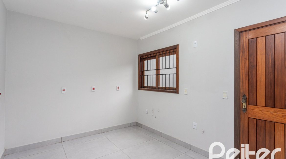 Casa à venda com 240m², 3 dormitórios, 1 suíte, 2 vagas, no bairro Ipanema em Porto Alegre