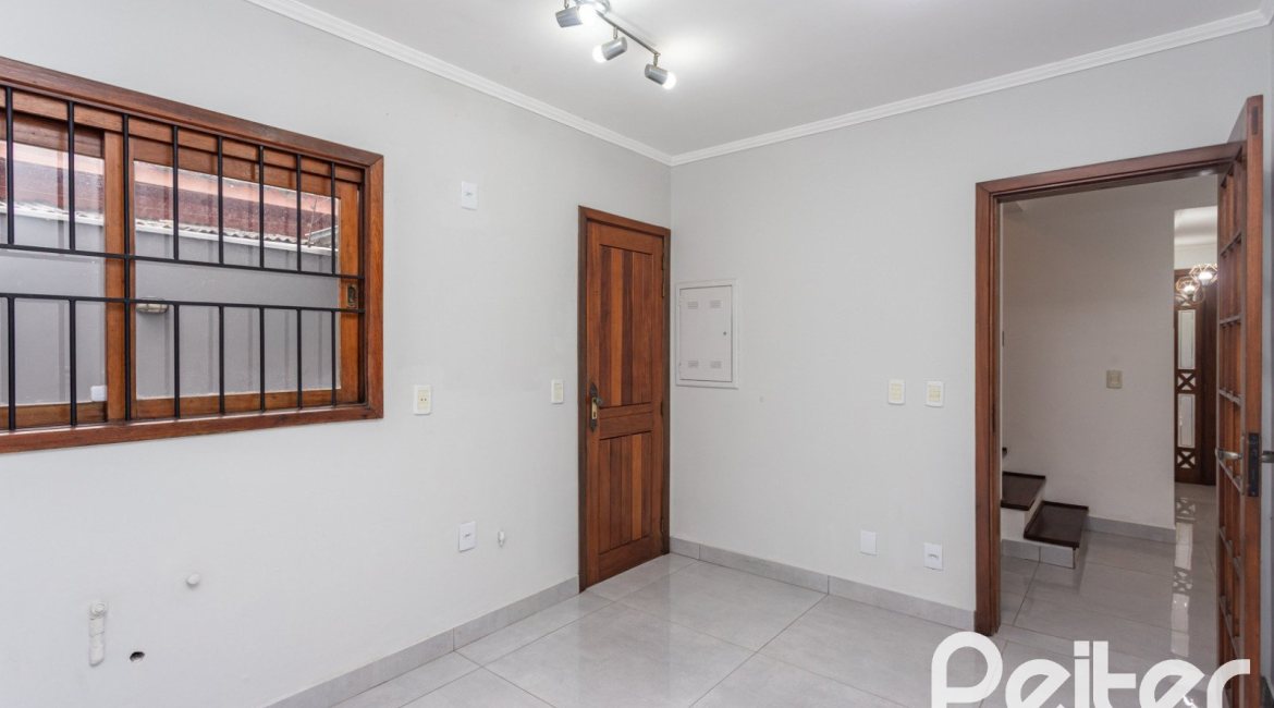 Casa à venda com 240m², 3 dormitórios, 1 suíte, 2 vagas, no bairro Ipanema em Porto Alegre