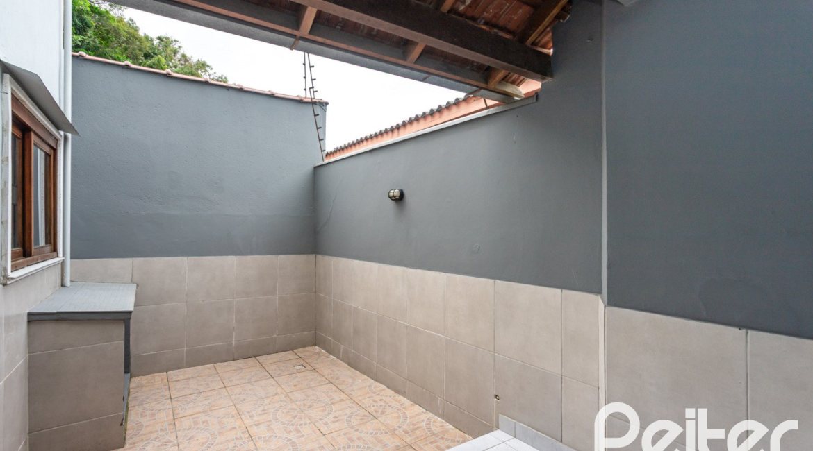 Casa à venda com 240m², 3 dormitórios, 1 suíte, 2 vagas, no bairro Ipanema em Porto Alegre
