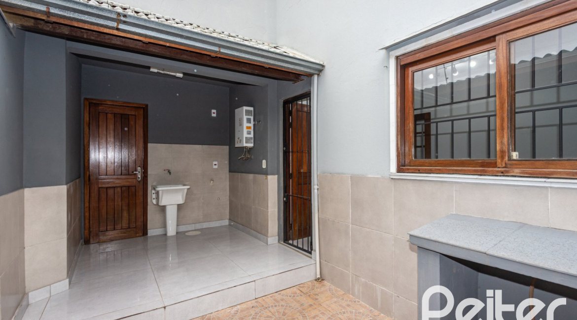 Casa à venda com 240m², 3 dormitórios, 1 suíte, 2 vagas, no bairro Ipanema em Porto Alegre