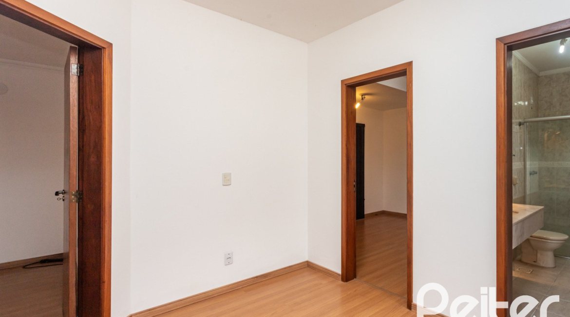 Casa à venda com 240m², 3 dormitórios, 1 suíte, 2 vagas, no bairro Ipanema em Porto Alegre