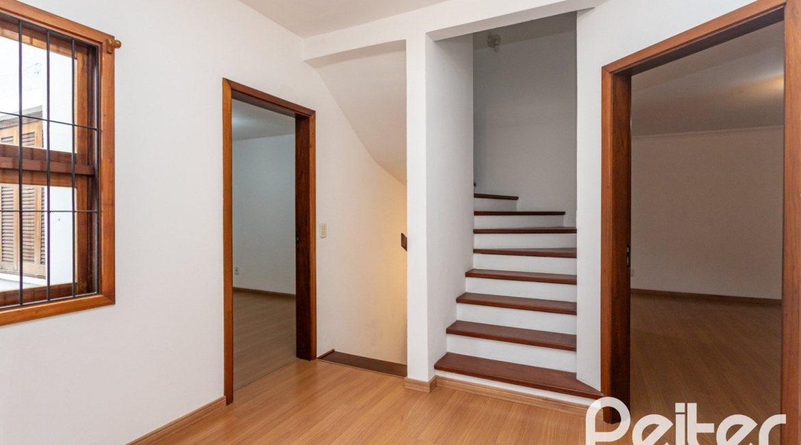 Casa à venda com 240m², 3 dormitórios, 1 suíte, 2 vagas, no bairro Ipanema em Porto Alegre