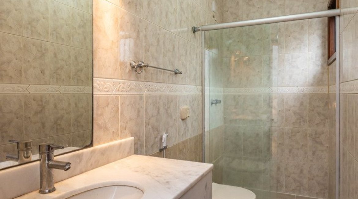 Casa à venda com 240m², 3 dormitórios, 1 suíte, 2 vagas, no bairro Ipanema em Porto Alegre