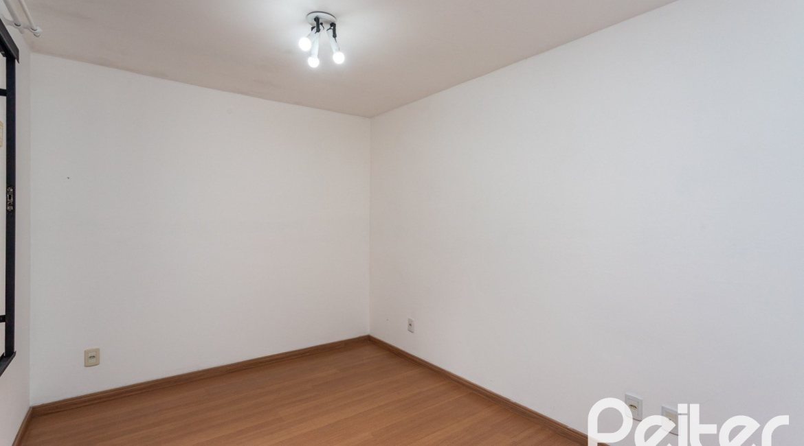 Casa à venda com 240m², 3 dormitórios, 1 suíte, 2 vagas, no bairro Ipanema em Porto Alegre