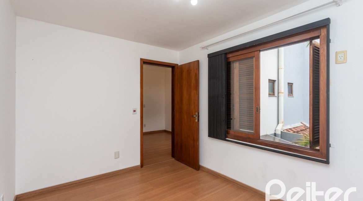 Casa à venda com 240m², 3 dormitórios, 1 suíte, 2 vagas, no bairro Ipanema em Porto Alegre