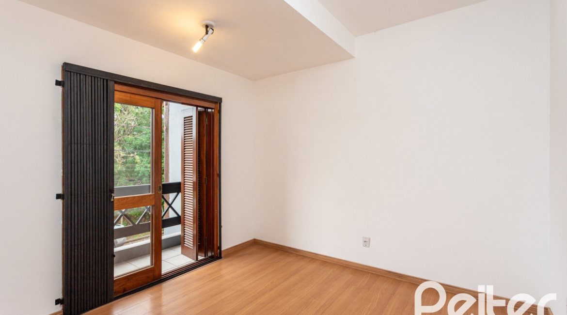 Casa à venda com 240m², 3 dormitórios, 1 suíte, 2 vagas, no bairro Ipanema em Porto Alegre