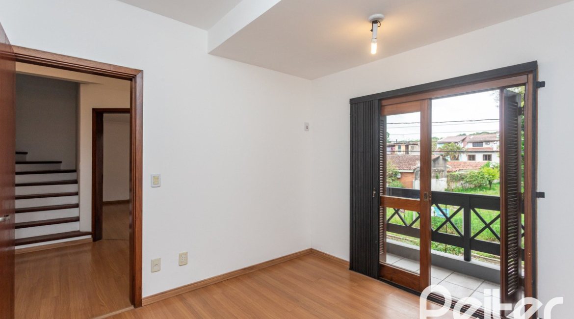 Casa à venda com 240m², 3 dormitórios, 1 suíte, 2 vagas, no bairro Ipanema em Porto Alegre