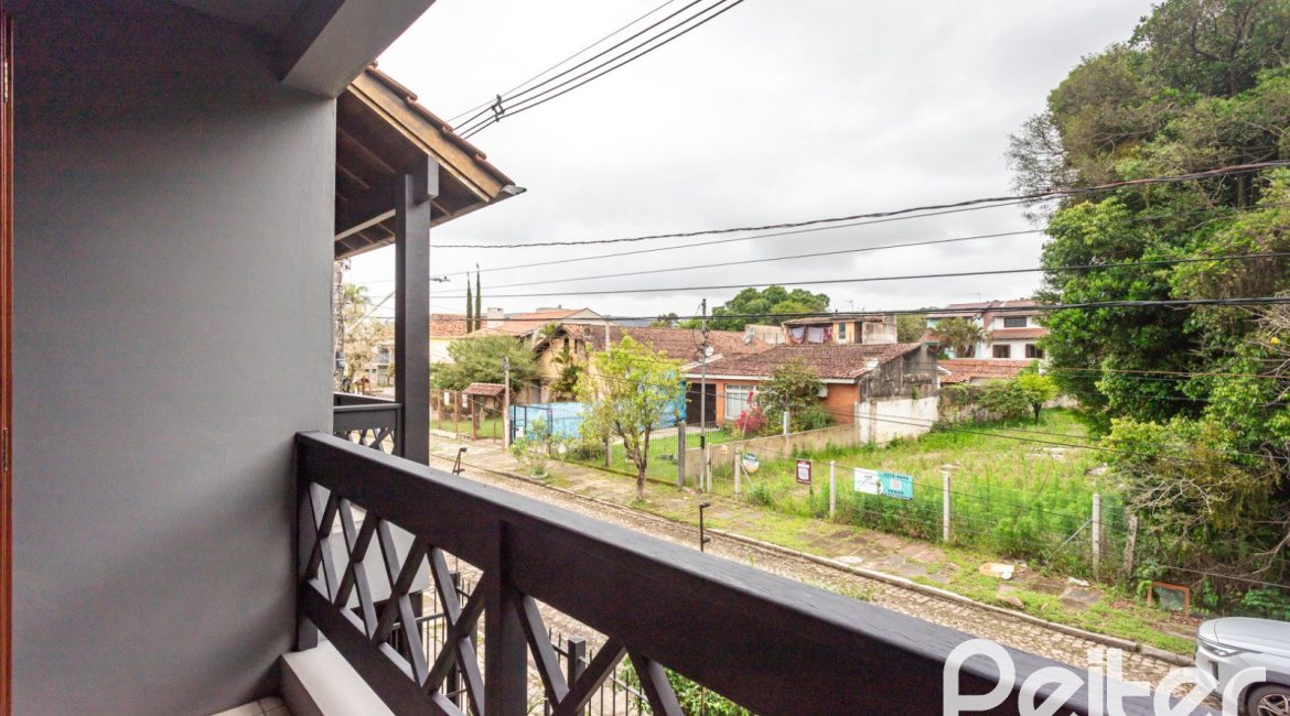 Casa à venda com 240m², 3 dormitórios, 1 suíte, 2 vagas, no bairro Ipanema em Porto Alegre