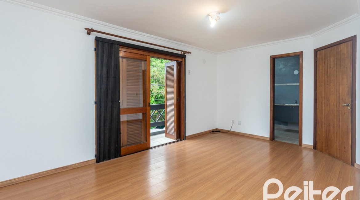 Casa à venda com 240m², 3 dormitórios, 1 suíte, 2 vagas, no bairro Ipanema em Porto Alegre
