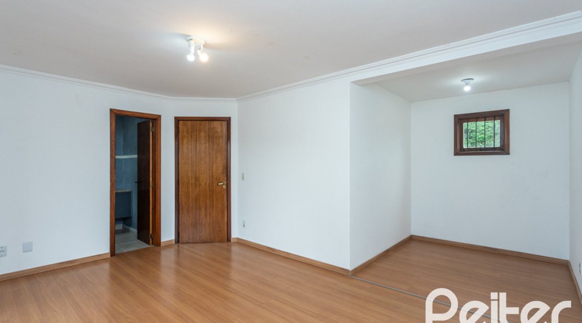 Casa à venda com 240m², 3 dormitórios, 1 suíte, 2 vagas, no bairro Ipanema em Porto Alegre