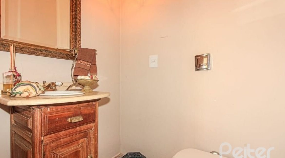 Casa em Condomínio à venda com 191m², 4 dormitórios, 2 suítes, 2 vagas, no bairro Jardim Isabel em Porto Alegre