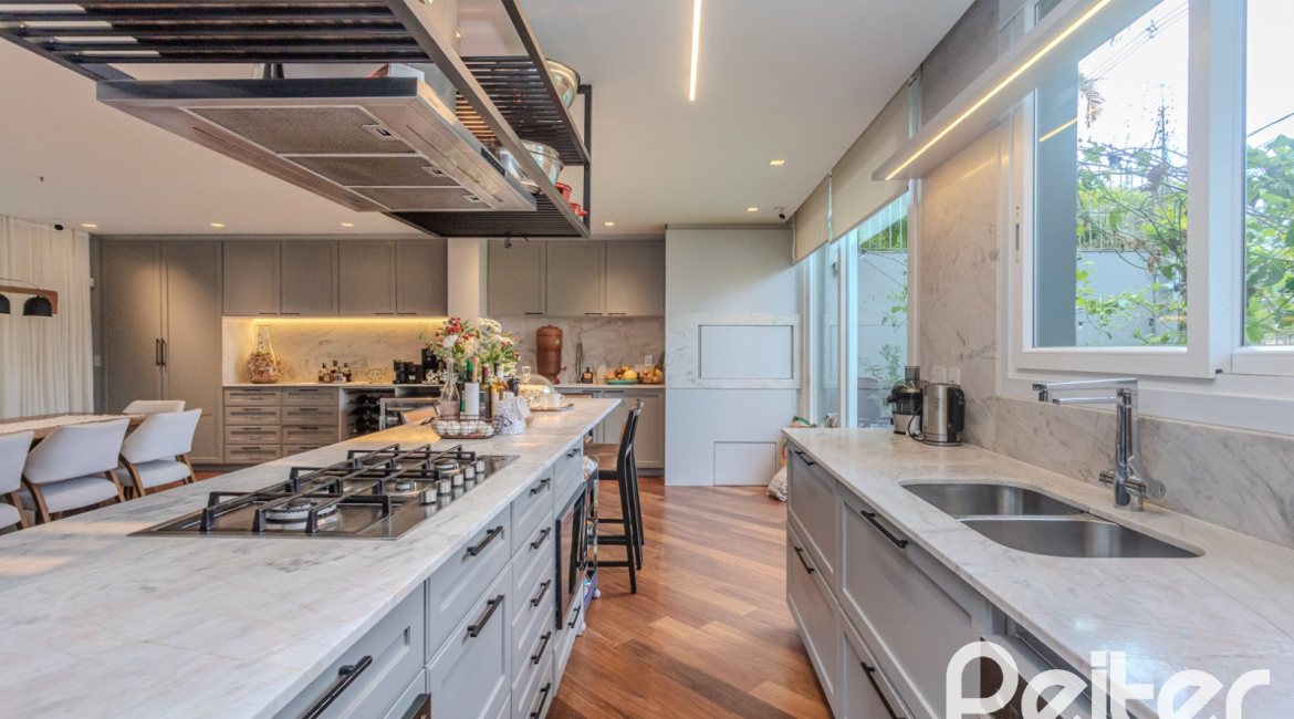 Casa à venda com 400m², 4 dormitórios, 4 suítes, 4 vagas, no bairro Vila Assunção em Porto Alegre