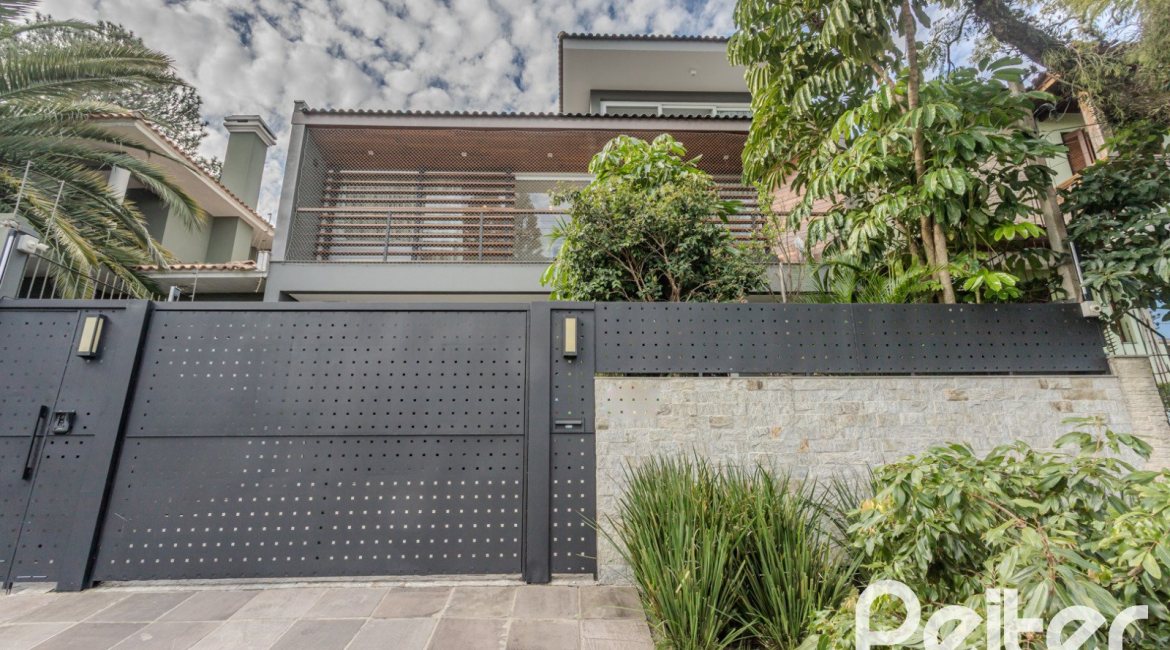 Casa à venda com 400m², 4 dormitórios, 4 suítes, 4 vagas, no bairro Vila Assunção em Porto Alegre