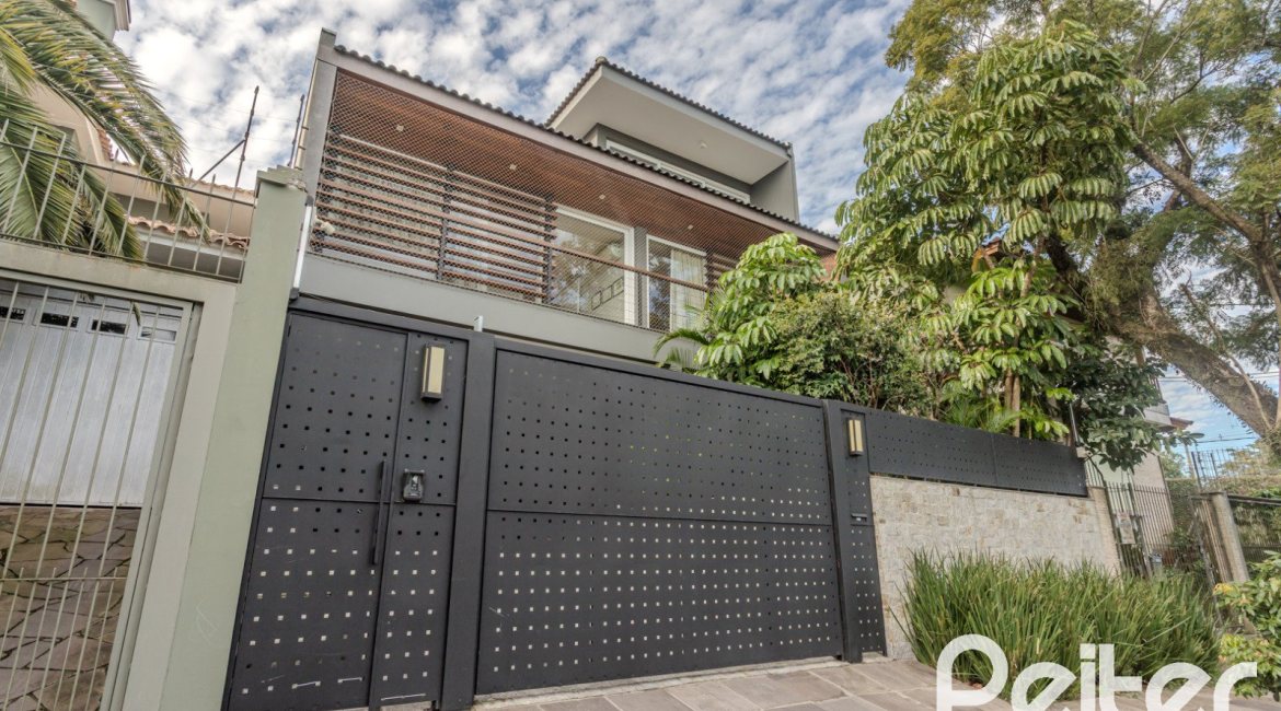 Casa à venda com 400m², 4 dormitórios, 4 suítes, 4 vagas, no bairro Vila Assunção em Porto Alegre