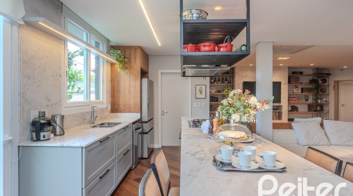 Casa à venda com 400m², 4 dormitórios, 4 suítes, 4 vagas, no bairro Vila Assunção em Porto Alegre