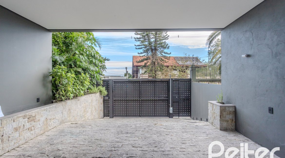 Casa à venda com 400m², 4 dormitórios, 4 suítes, 4 vagas, no bairro Vila Assunção em Porto Alegre