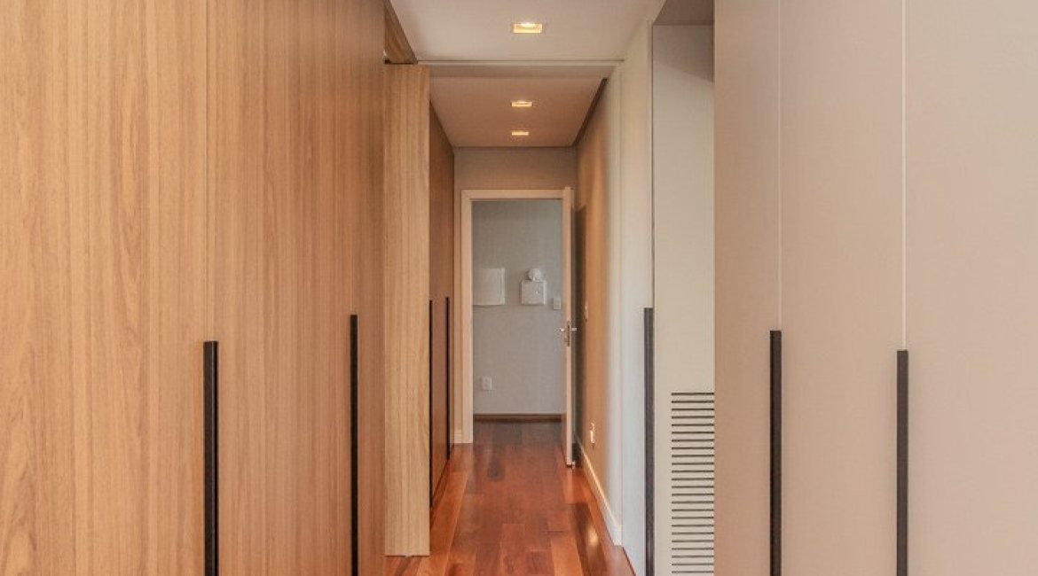 Casa à venda com 400m², 4 dormitórios, 4 suítes, 4 vagas, no bairro Vila Assunção em Porto Alegre