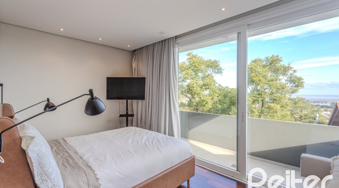 Casa à venda com 400m², 4 dormitórios, 4 suítes, 4 vagas, no bairro Vila Assunção em Porto Alegre