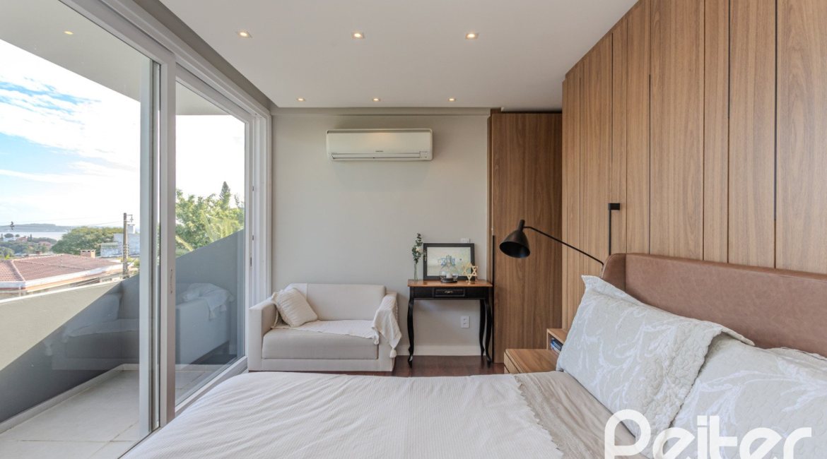 Casa à venda com 400m², 4 dormitórios, 4 suítes, 4 vagas, no bairro Vila Assunção em Porto Alegre