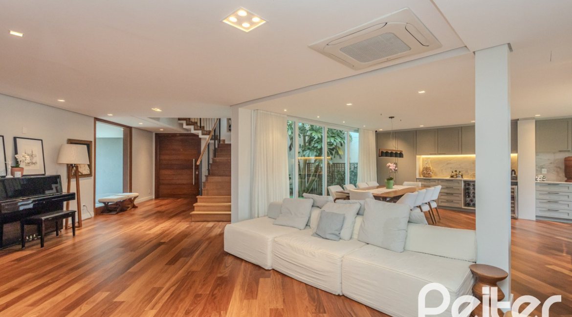 Casa à venda com 400m², 4 dormitórios, 4 suítes, 4 vagas, no bairro Vila Assunção em Porto Alegre