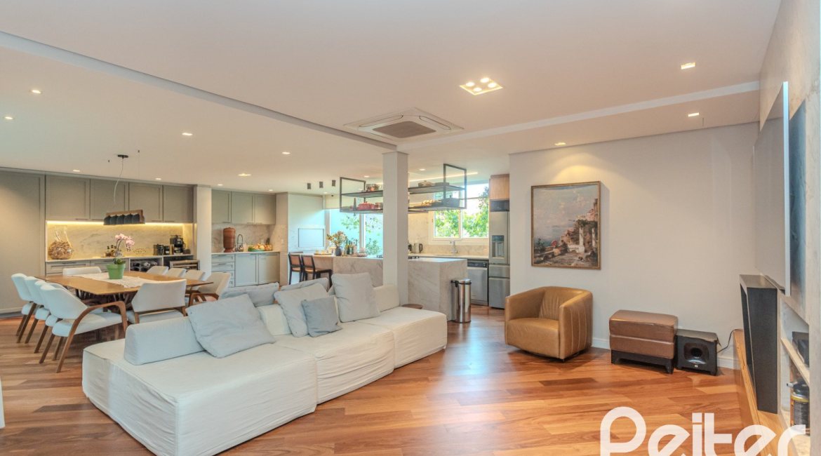 Casa à venda com 400m², 4 dormitórios, 4 suítes, 4 vagas, no bairro Vila Assunção em Porto Alegre