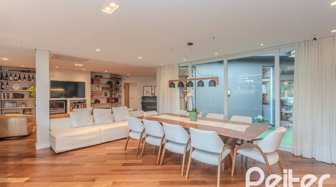 Casa à venda com 400m², 4 dormitórios, 4 suítes, 4 vagas, no bairro Vila Assunção em Porto Alegre