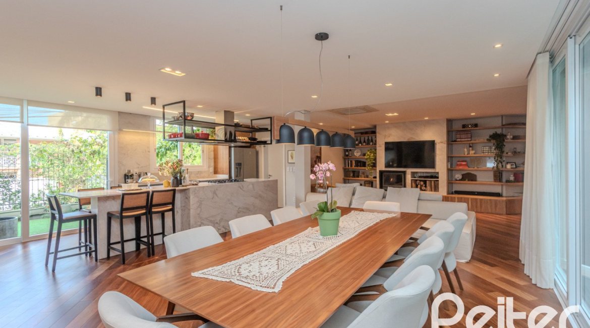 Casa à venda com 400m², 4 dormitórios, 4 suítes, 4 vagas, no bairro Vila Assunção em Porto Alegre