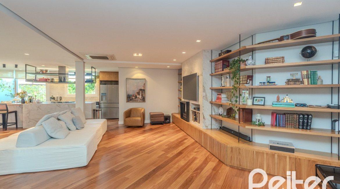 Casa à venda com 400m², 4 dormitórios, 4 suítes, 4 vagas, no bairro Vila Assunção em Porto Alegre