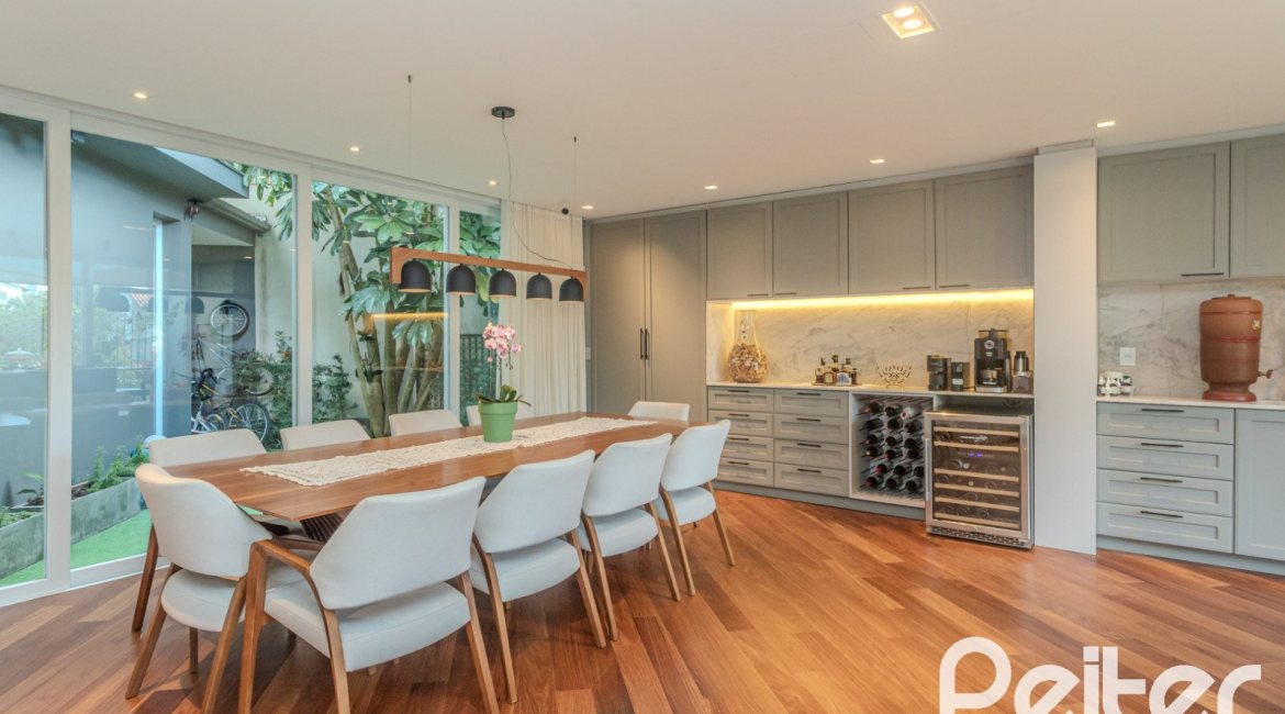 Casa à venda com 400m², 4 dormitórios, 4 suítes, 4 vagas, no bairro Vila Assunção em Porto Alegre