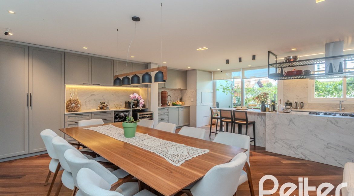 Casa à venda com 400m², 4 dormitórios, 4 suítes, 4 vagas, no bairro Vila Assunção em Porto Alegre