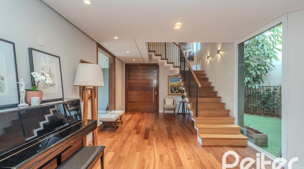 Casa à venda com 400m², 4 dormitórios, 4 suítes, 4 vagas, no bairro Vila Assunção em Porto Alegre