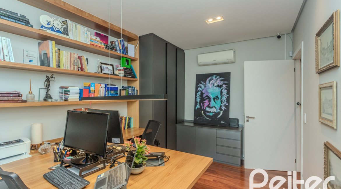 Casa à venda com 400m², 4 dormitórios, 4 suítes, 4 vagas, no bairro Vila Assunção em Porto Alegre