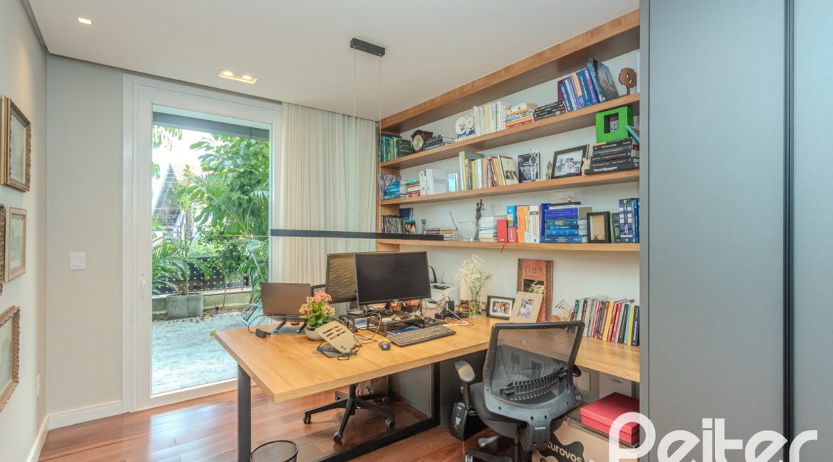 Casa à venda com 400m², 4 dormitórios, 4 suítes, 4 vagas, no bairro Vila Assunção em Porto Alegre