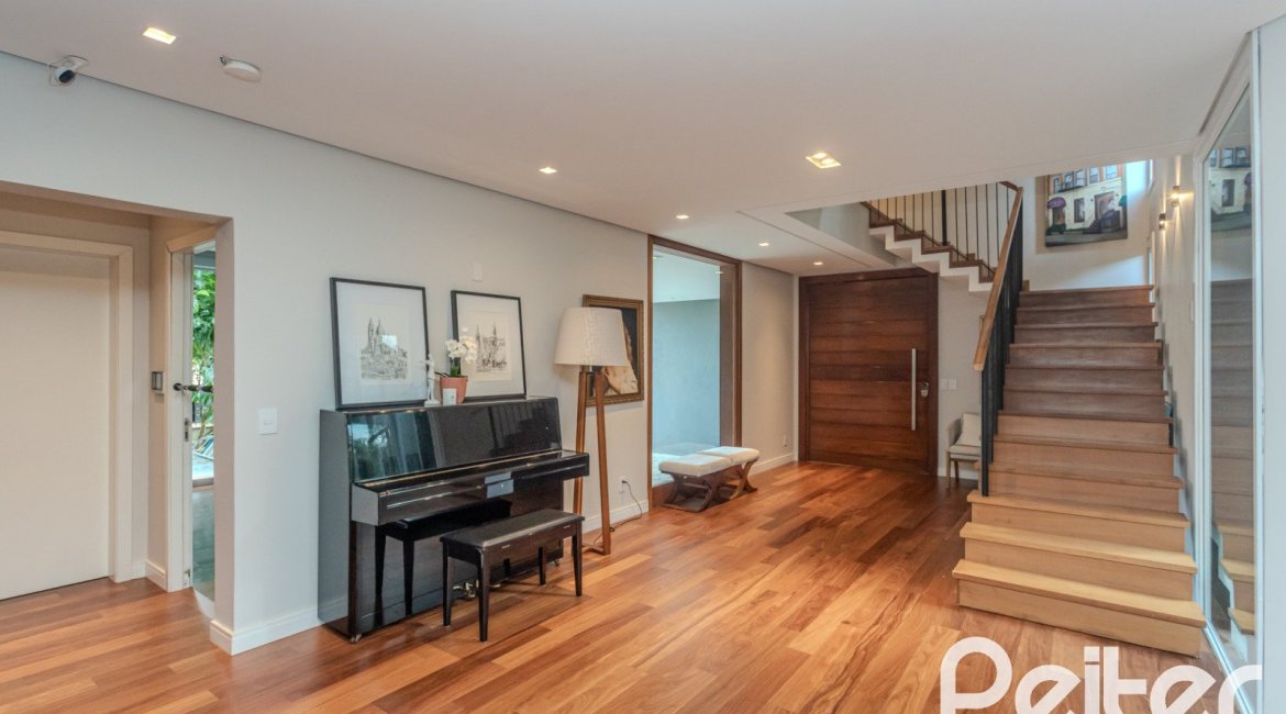 Casa à venda com 400m², 4 dormitórios, 4 suítes, 4 vagas, no bairro Vila Assunção em Porto Alegre