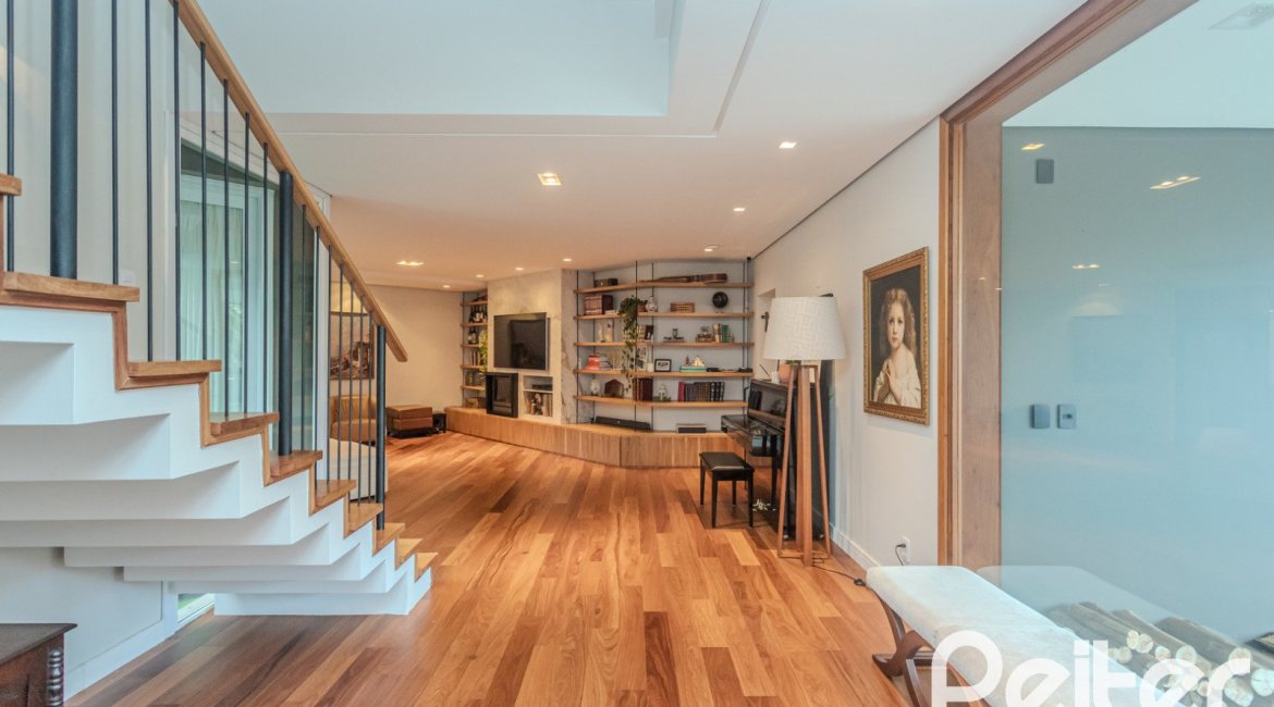 Casa à venda com 400m², 4 dormitórios, 4 suítes, 4 vagas, no bairro Vila Assunção em Porto Alegre